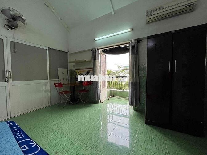 Phòng trọ có 2 ban công hướng công viên lớn, 2 cửa chính lớn