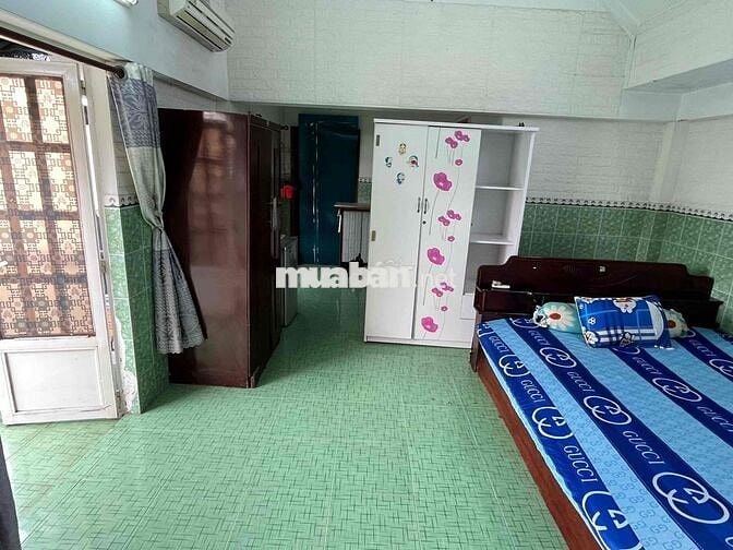 Phòng trọ có 2 ban công hướng công viên lớn, 2 cửa chính lớn