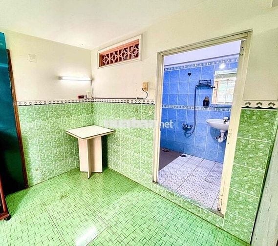 Phòng trọ có 2 ban công hướng công viên lớn, 2 cửa chính lớn