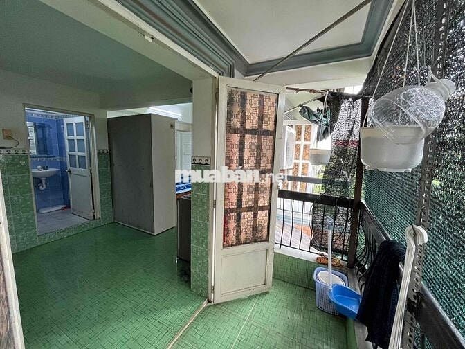 Phòng trọ có 2 ban công hướng công viên lớn, 2 cửa chính lớn