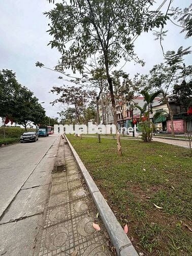 Gấp gấp Giang Biên 30m², mt 3m,ô tô tải vào tận nơi,giá nhỉnh 3 tỷ xíu