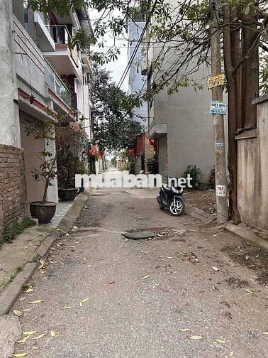 Gấp gấp Giang Biên 30m², mt 3m,ô tô tải vào tận nơi,giá nhỉnh 3 tỷ xíu