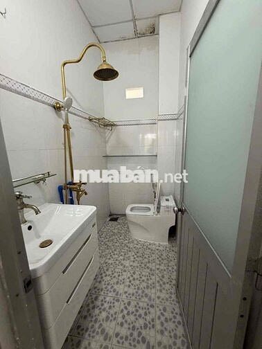 Nhà đẹp cho thuê 2 tầng 3 phòng ngủ hẻm 5m sát chợ