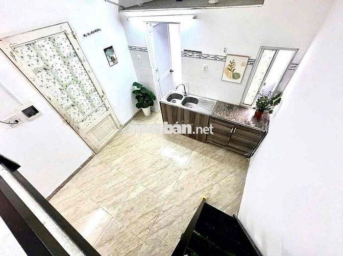 Cho thuê căn hộ năm ngay đường Huỳnh Tấn Phát.