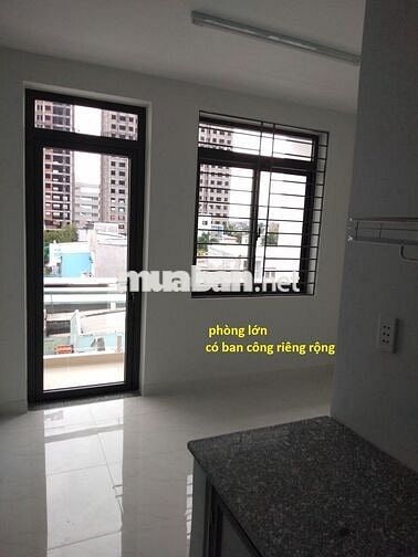 Phòng đẹp 25m2, ban công rộng, MLạnh,. Huỳnh Tấn Phát Q7. 3.2 triệu.