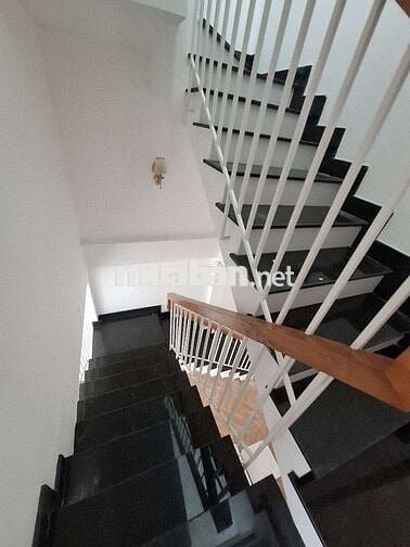 Nguyễn ảnh thủ và chợ ht 13 và các trường anh ngữ sát