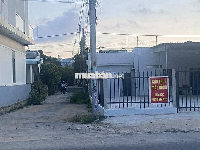 CHO THUÊ MẶT BẰNG KINH DOANH 200M2(10X20), 3 MẶT TIỀN ĐƯỜNG ĐT 702