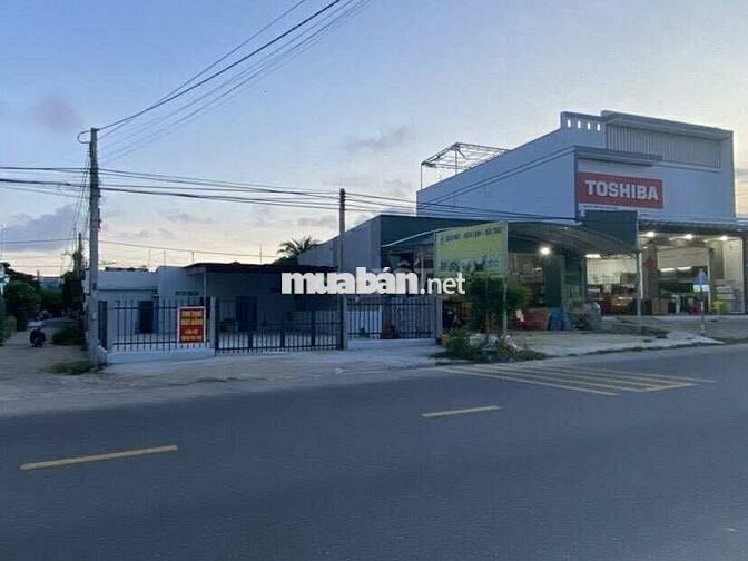 CHO THUÊ MẶT BẰNG KINH DOANH 200M2(10X20), 3 MẶT TIỀN ĐƯỜNG ĐT 702