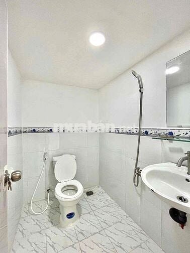 Cho thuê phòng gác có cửa sổ trời siêu bự thoáng ở được 2-3 bạn