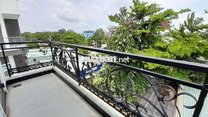 Nhà nguyên căn cho thuê còn phòng trên lầu 2