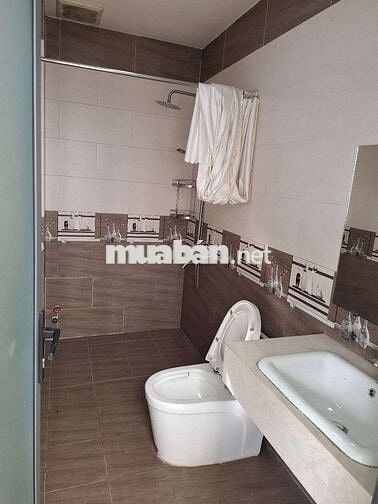 Nhà nguyên căn cho thuê còn phòng trên lầu 2