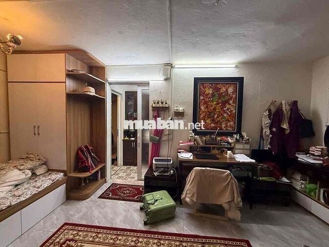 Cần bán gấp tập thể Quỳnh Mai, lô góc 2 thoáng, bãi ô tô, 65m2, 2PN 2W