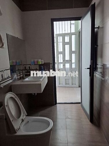 Nhà nguyên căn cho thuê còn phòng trên lầu 2