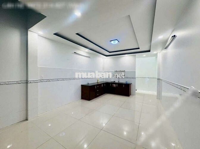 Nhà Mặt tiền mới đẹp  thích hợp làm VPCT, KD shop... Gia đình ở