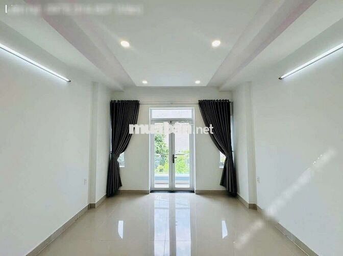 Nhà Mặt tiền mới đẹp  thích hợp làm VPCT, KD shop... Gia đình ở