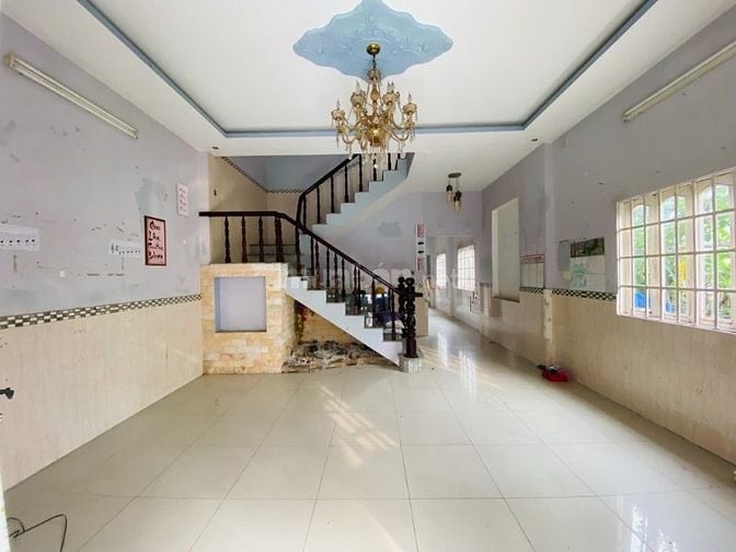 NHÀ 2 TẦNG MỚI – HẺM XE HƠI NGỦ TRONG NHÀ – LONG TRƯỜNG