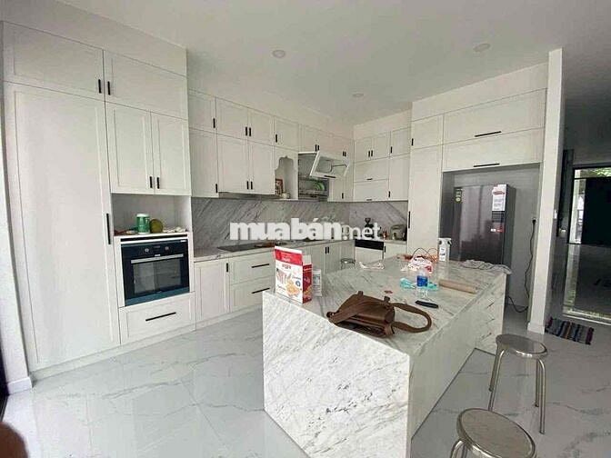 Cho thuê nhà hầm trệt 2 lầu có thang máy KDC ngay Phạm Vân Đồng