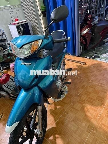 nhà trật cần ra đi em nó?