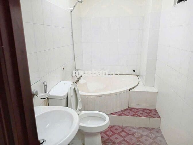 Nhà N/C. rộng rãi ,thoáng mát, gần đường, trường, chợ, Nhà thờ .