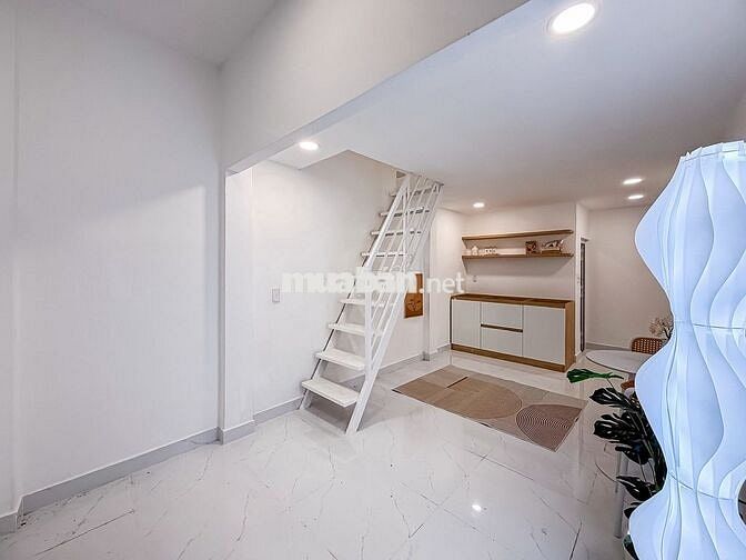 2 PHÒNG NGỦ, 2 BAN CÔNG MỚI XÂY + 1 TRỆT 1 LẦU Q4. NHÀ NGUYÊN CĂN