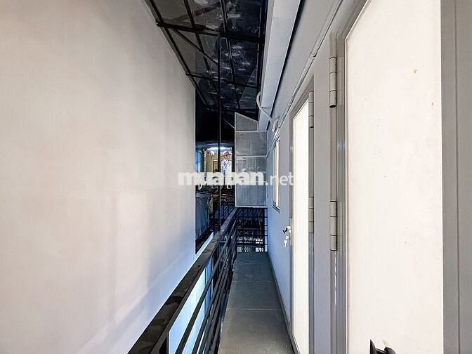 2 PHÒNG NGỦ, 2 BAN CÔNG MỚI XÂY + 1 TRỆT 1 LẦU Q4. NHÀ NGUYÊN CĂN