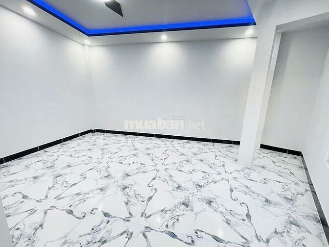 phòng mới đẹp, hơn 20 mét, ngay cầu Tân Thuận 2, ngay trung tâm