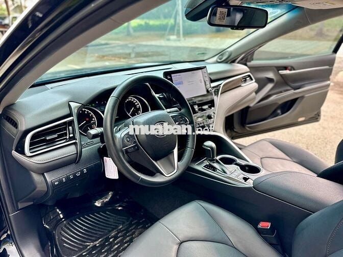 Bán Toyota Camry 2022, bản 2.5Q màu đen