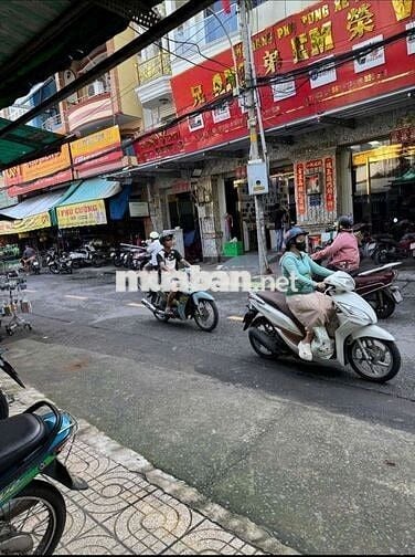 Cho thuê mặt bằng tầng trệt sử dụng riêng biệt