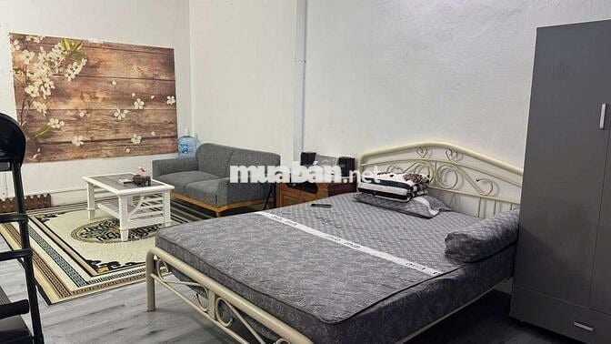 Nhà mình ở dư 1 phòng 30m2 có ban công , MT hoàng văn thụ