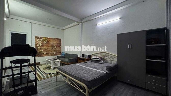 Nhà mình ở dư 1 phòng 30m2 có ban công , MT hoàng văn thụ