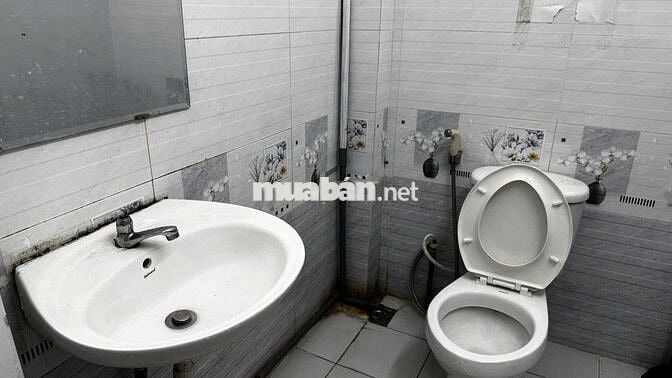 Nhà mình ở dư 1 phòng 30m2 có ban công , MT hoàng văn thụ