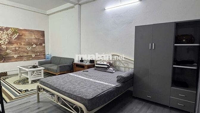 Nhà mình ở dư 1 phòng 30m2 có ban công , MT hoàng văn thụ