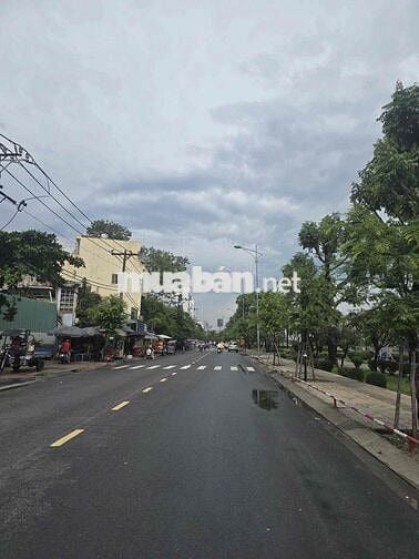 BÁN NHÀ 4 LẦU NGAY ĐH NGOẠI THƯƠNG BT