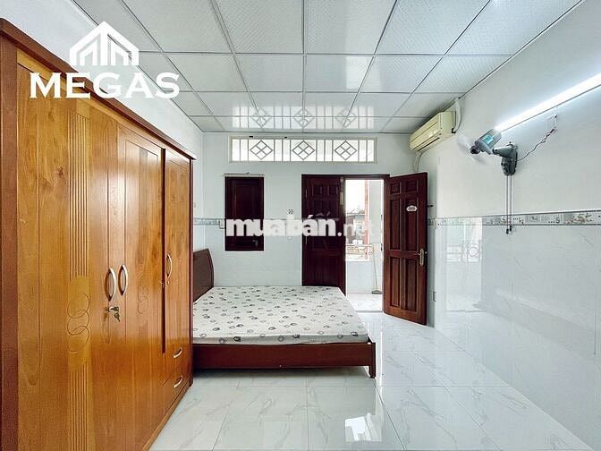 phòng trọ rộng 25m2 bancol cửa sổ mới xây ngay tại đường cmt8 -quận 10