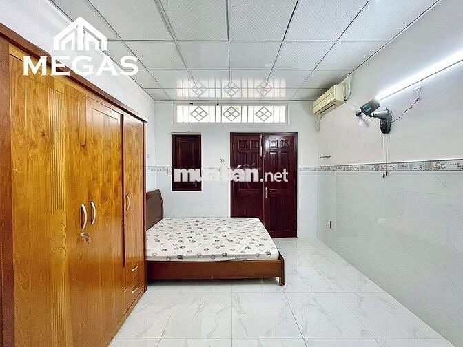 phòng trọ rộng 25m2 bancol cửa sổ mới xây ngay tại đường cmt8 -quận 10