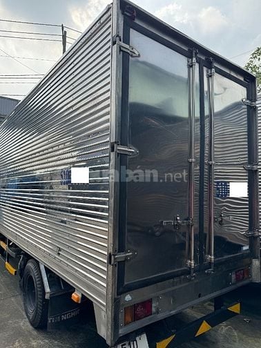 XE tải ISUZU QKR270,tải trọng 2350kg ,thùng kín