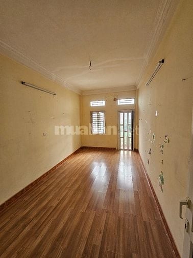 Cho thuê nhà MP Bạch Đằng. DT 42m x 5T. Phù hợp làm VP Kd hoặc làm Kho