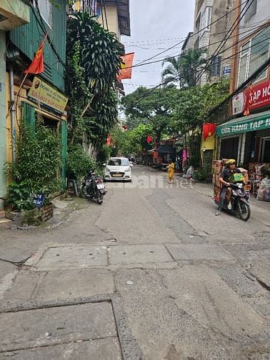 Cho thuê nhà MP Bạch Đằng. DT 42m x 5T. Phù hợp làm VP Kd hoặc làm Kho