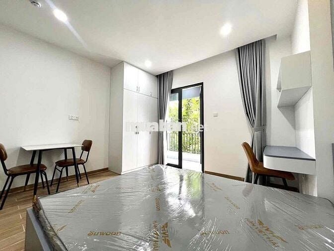 CHO THUÊ CĂN HỘ BAN CÔNG XA BẾP MÁY GIẶT RIÊNG RỘNG 35m2 GIÁP Q1