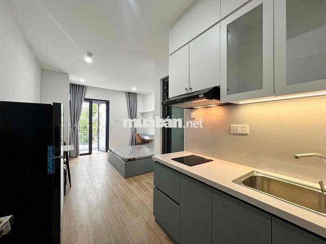 CHO THUÊ CĂN HỘ BAN CÔNG XA BẾP MÁY GIẶT RIÊNG RỘNG 35m2 GIÁP Q1