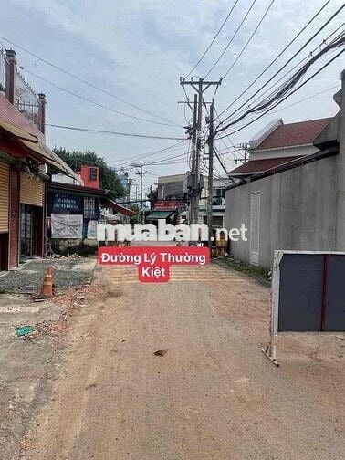 Đất thổ cư xây dựng hoàn công Ok , khu dân cư , không mồ mã :