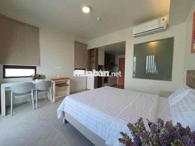 CĂN HỘ BAN CÔNG RỘNG MÁY GIẶT RIÊNG NGAY KHU HÀNG XANH GIÁP QUẬN 1