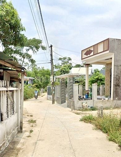 Bán lô đất 120m2, cách Quốc lộ chỉ 100m, dân ở đông kín, chỉ 8xxtr