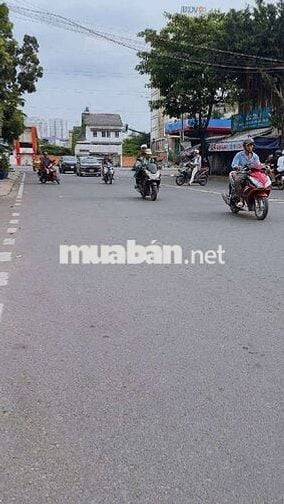 Nhà trung tâm Q6 , giá rẻ , tiện ích bao la , 3 tầng .