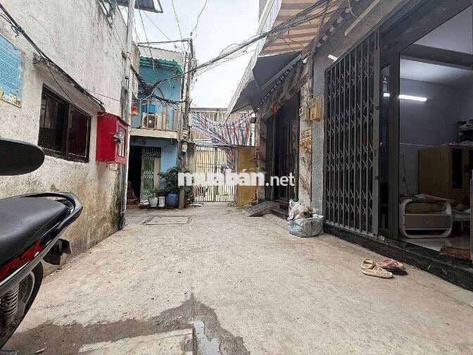 Nhà trung tâm Q6 , giá rẻ , tiện ích bao la , 3 tầng .