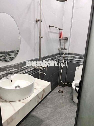 Cho thuê nhà 3 lầu có: 5pn đầy đủ nội thất bên đường DT 743 - Dĩ An