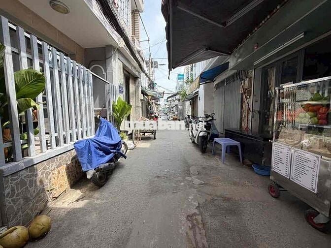 bán đất tặng nhà c4. DT lớn ngay tt quận 7 . ngang 5.5m