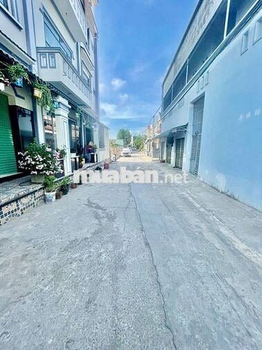 Cho thuê nhà sân xe hơi gần sân vận động Đông hoà Dĩ An