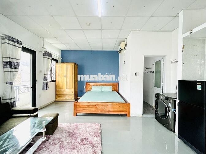 CĂN HỘ BANCON NGAY CẦU VƯỢT HÀNG XANH CÓ THANG MÁY BẢO VỆ - AN NINH