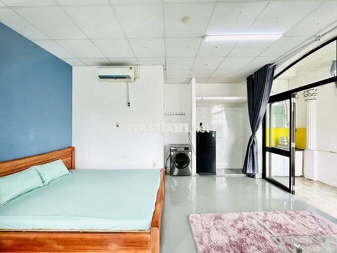 CĂN HỘ BANCON NGAY CẦU VƯỢT HÀNG XANH CÓ THANG MÁY BẢO VỆ - AN NINH